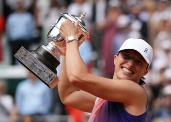 Iga Swiatek Clinches Third Straight French Open Title with Dominant Win Over Paolini