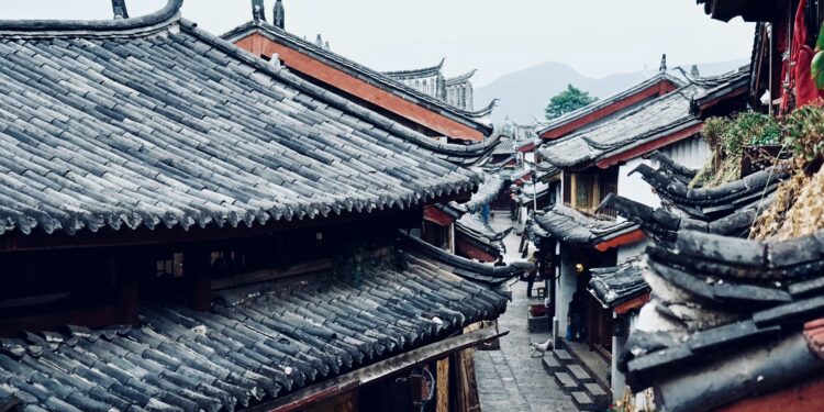 Asian Stocks Decline Amid Political Uncertainty and Central Bank Anticipation