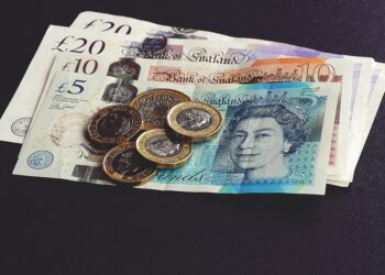 Brits Eagerly Exchange Notes Featuring Queen Elizabeth for New King Charles Bills