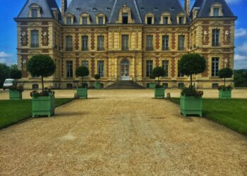 The Billionaire’s Club: Trump’s Friends Don’t Live In Banana Republic