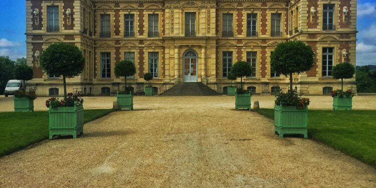 The Billionaire’s Club: Trump’s Friends Don’t Live In Banana Republic