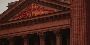 Russian Bank Collapse: Central Bank Revokes License of Major Lender