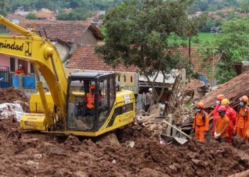 11 Confirmed Dead, 19 Missing in Indonesia Landslide