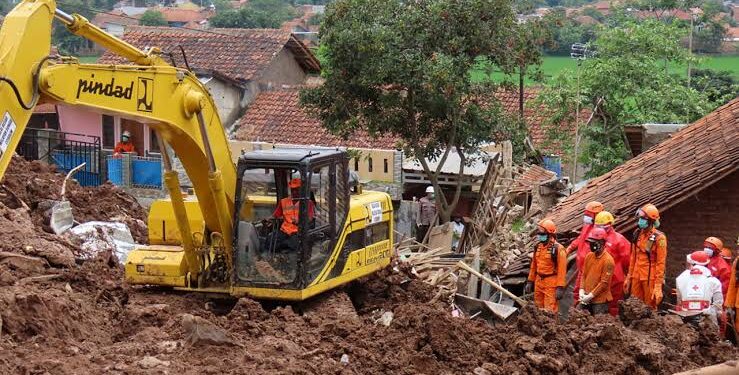 11 Confirmed Dead, 19 Missing in Indonesia Landslide