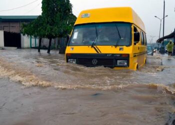 FG Clears Lagos Federal Roa Drains Amid Flooding