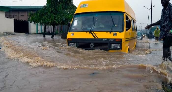 FG Clears Lagos Federal Roa Drains Amid Flooding
