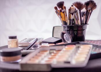 PFAs in Makeup: Health Risks and How to Avoid Them