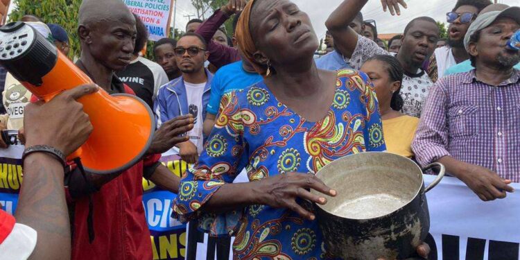 Woman Protests with Empty Pot: A Stark Symbol of Nigeria’s Hardship