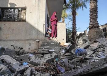 Israeli Strike on Gaza: 17 Dead, Mass Evacuations Amid Ceasefire Talks