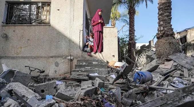 Israeli Strike on Gaza: 17 Dead, Mass Evacuations Amid Ceasefire Talks