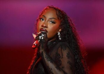 Tems Surprises Fans by Bringing Ayra Starr on Stage in New York