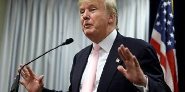 Donald Trump Holds Slim Lead Over Kamala Harris in Latest National Poll