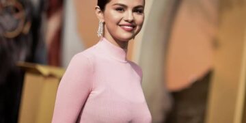 Selena Gomez Becomes a Billionaire, Thanks to Rare Beauty