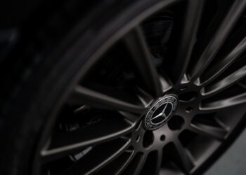 Mercedes-Benz Q3 Profit Tumbles 64% on China Slowdown