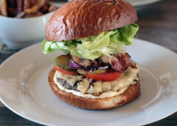 Fast-Food Chains Remove Onions After McDonald’s E. Coli Scare