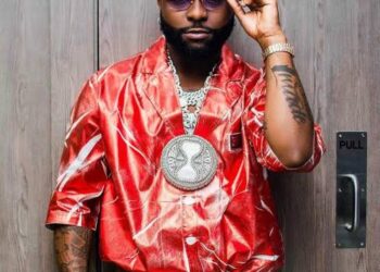 Pastor Tobi Spotted Grooving with Davido in a London Club