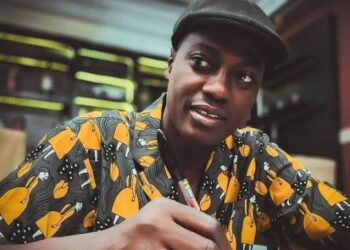 Sound Sultan’s Widow and Children at His Gravesite