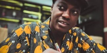 Sound Sultan’s Widow and Children at His Gravesite