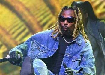 Nigerian Singer Exchanges Blows with His Bodyguard on Stage