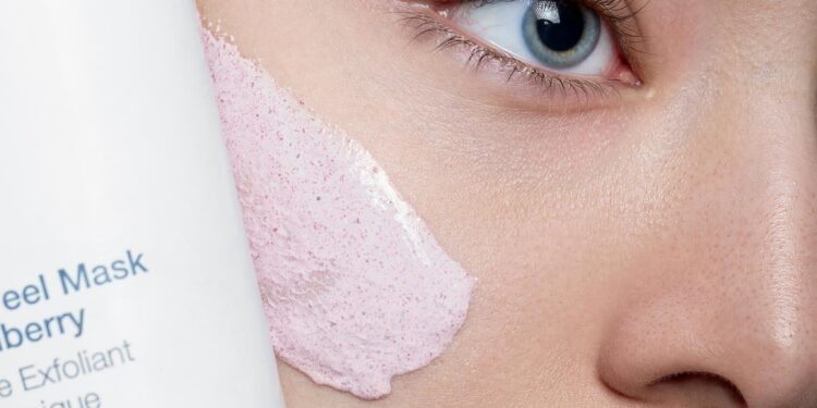 The Expert Guide to Applying Your Face Masks the Right Way