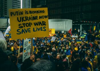 Russian Opposition Leaders Lead Protest in Berlin Against Putin and War