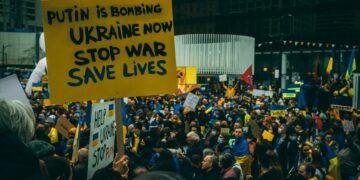 Russian Opposition Leaders Lead Protest in Berlin Against Putin and War