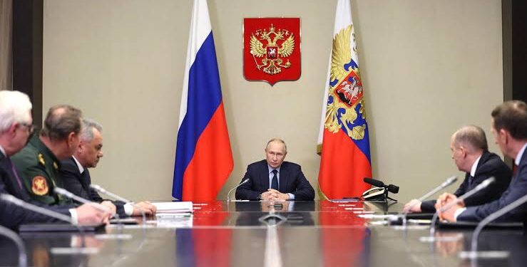 Russia’s Economy on Brink of Crisis Amid Bond Market Volatility