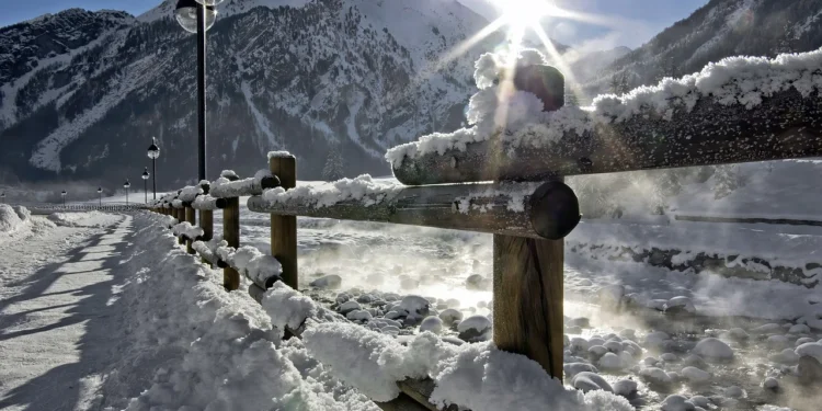 South Korea Battles Heavy Snowfall for Second Day, Five Dead