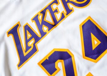 Anthony Davis Dominates as Lakers Edge Spurs