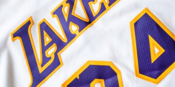 Anthony Davis Dominates as Lakers Edge Spurs