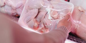 Supermarket Withdraws Chicken Wings From Store Shelves over Bacteria Scare