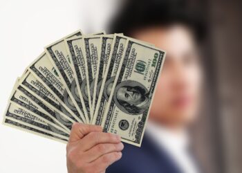 Naira Strengthens Against Dollar as Sellers Struggle to Find Buyers