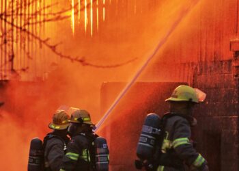 Firefighters Struggle to Contain Expanding California Wildfire