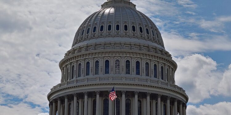 US Senate Funds Bill Passes; Averts Shutdown