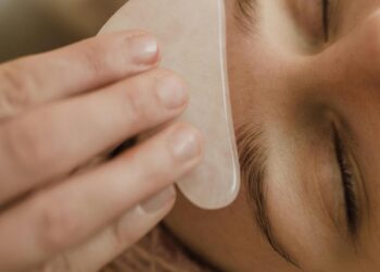 The Ultimate Guide to Doing a Gua Sha Facial the Right Way