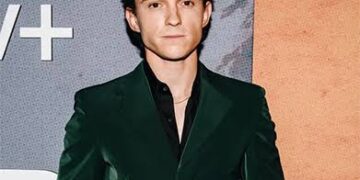 Zendaya Sets Off Engagement Rumors with Diamond Ring at Golden Globes