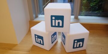 LinkedIn Lawsuit: Users Accuse Platform of Misusing Private Messages for AI Training