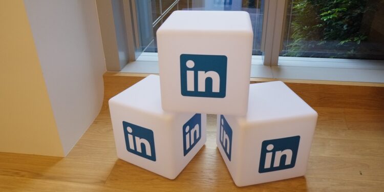 LinkedIn Lawsuit: Users Accuse Platform of Misusing Private Messages for AI Training