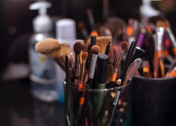 The 7 Essential Makeup Brushes Every Beginner Needs