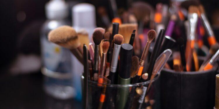The 7 Essential Makeup Brushes Every Beginner Needs