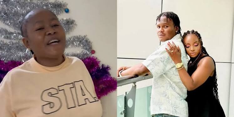 Mama Dolarz Kneels To Oluwadolarz’s Partner, Pleads For Forgiveness