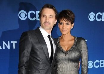 Halle Berry Playfully Gets Payback on Adrien Brody with a Kiss at the Oscars