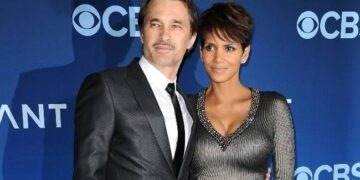Halle Berry Playfully Gets Payback on Adrien Brody with a Kiss at the Oscars