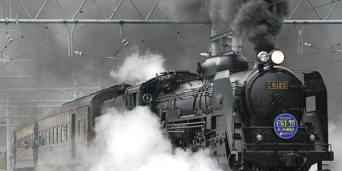 Militants Target Passenger Train Carrying Hundreds of Passengers in Pakistan