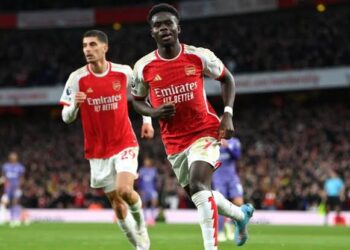 Arsenal Hold Off Fulham to Stay in Title Hunt