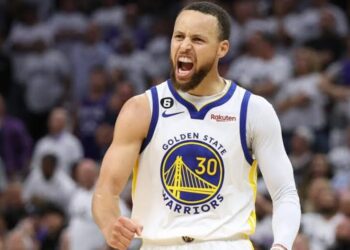 Stephen Curry Drops 52 Points in Warriors’ Win Over Grizzlies in Key Playoff Push