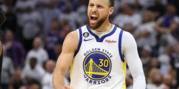 Stephen Curry Drops 52 Points in Warriors’ Win Over Grizzlies in Key Playoff Push