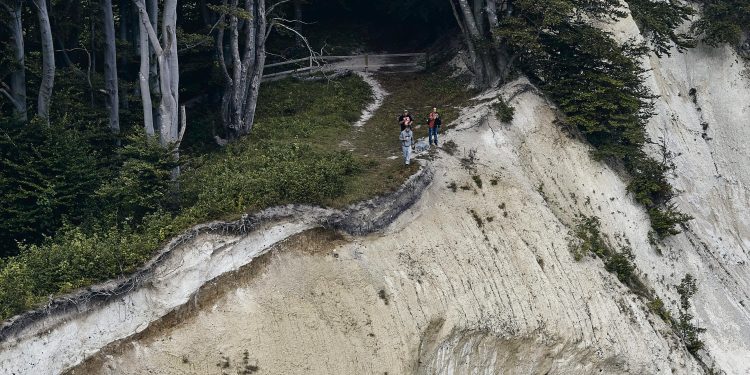 Southern China Landslides Leave 2 Dead, 19 Missing