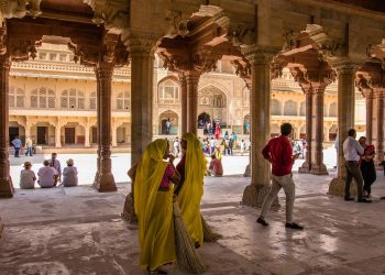 India Temple Stampede Kills 6, Hurts Dozens