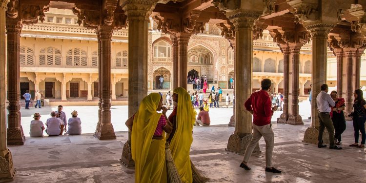 India Temple Stampede Kills 6, Hurts Dozens